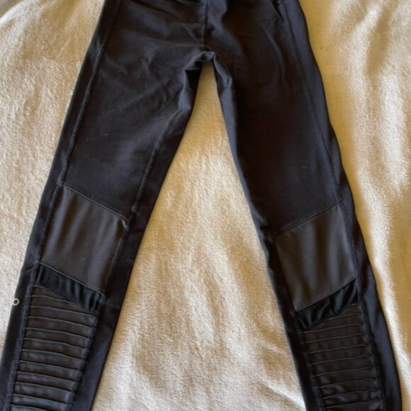 Alo yoga black ribbed pattern biker style legging - Picture 2 of 4